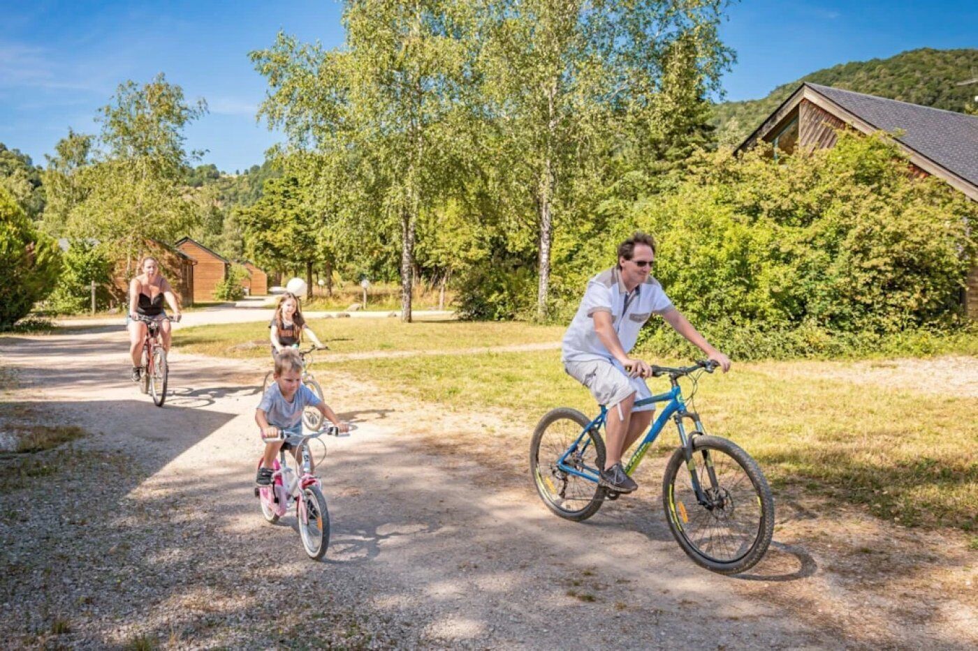 Un sendero de grava con personas andando en bicicleta.