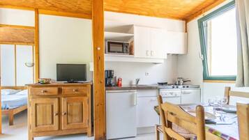 Fridge, microwave, stovetop