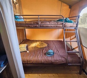 A bunk bed with a ladder, two pillows, and a hat on the lower bunk. - ZEcamping 4 étoiles piscine couverte locatif 34m2 (Saint-Hilaire-de-Riez)