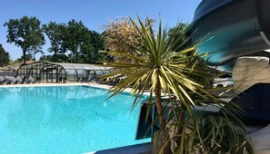 Indoor pool, a heated pool - ZEcamping 4 étoiles piscine couverte locatif 34m2 (Saint-Hilaire-de-Riez)