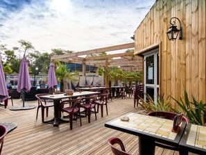 Outdoor dining - ZEcamping 4* familial piscine couverte animaux acceptés locatif 46m2 (Saint-Hilaire-de-Riez)