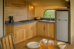 Jääkaappi, mikroaaltouuni, liesi