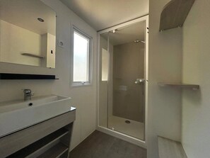 Bathroom - ZEcamping 4* familial piscine couverte chiens acceptés locatif TV 29m2 (Saint-Hilaire-de-Riez)