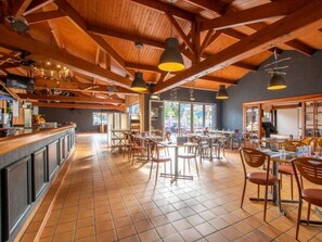 Dining - ZEcamping 4* familial piscine couverte pet friendly locatif TV 35m2 (Saint-Hilaire-de-Riez)