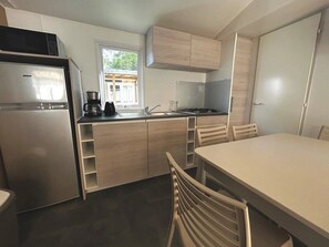 Fridge, microwave, stovetop - ZEcamping 4* familial piscine couverte pet friendly locatif TV 35m2 (Saint-Hilaire-de-Riez)