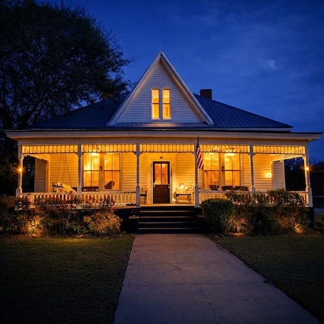 Exterior. Closest Stay to Corry House Historic Home w Porch Perfect for Wedding Weekends