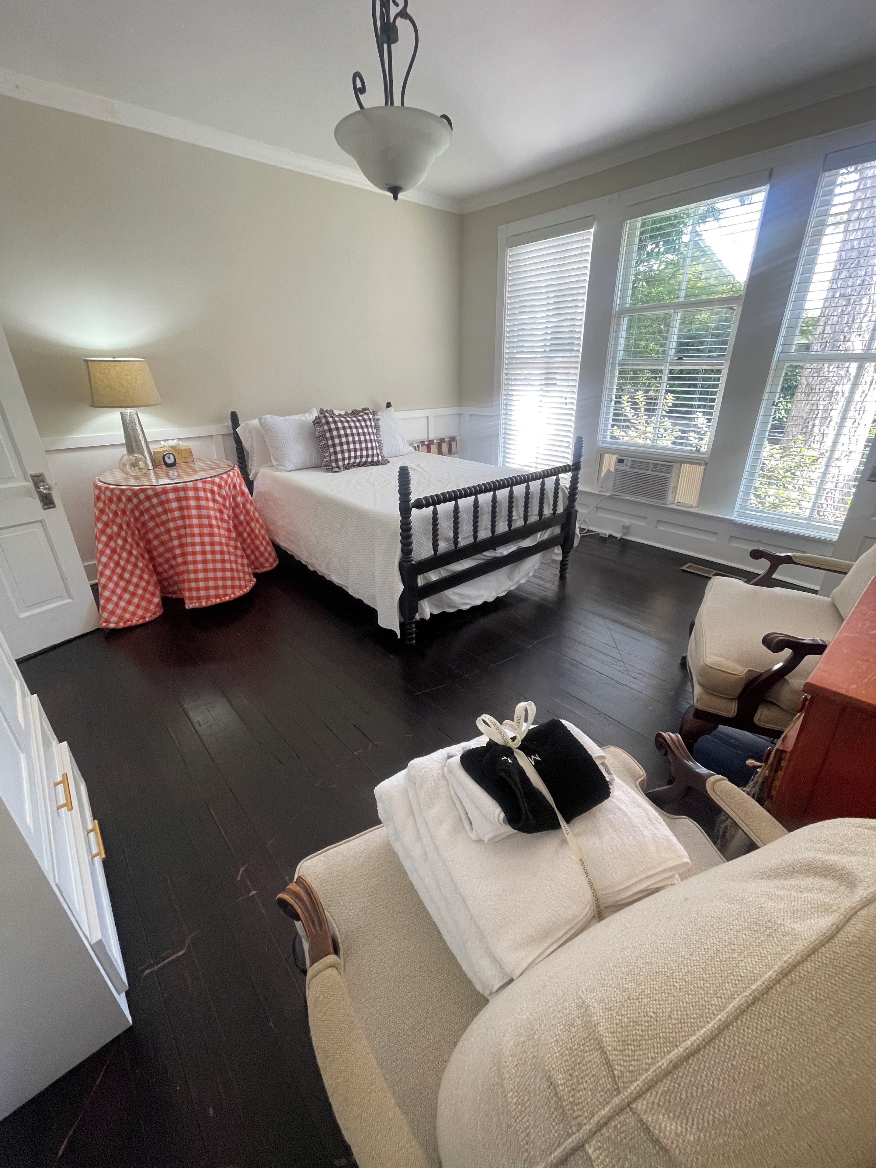 4 chambres, coffres-forts dans les chambres, bureau