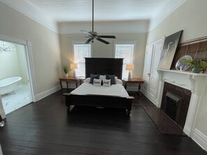 4 habitaciones, caja de seguridad en la habitación y escritorio 