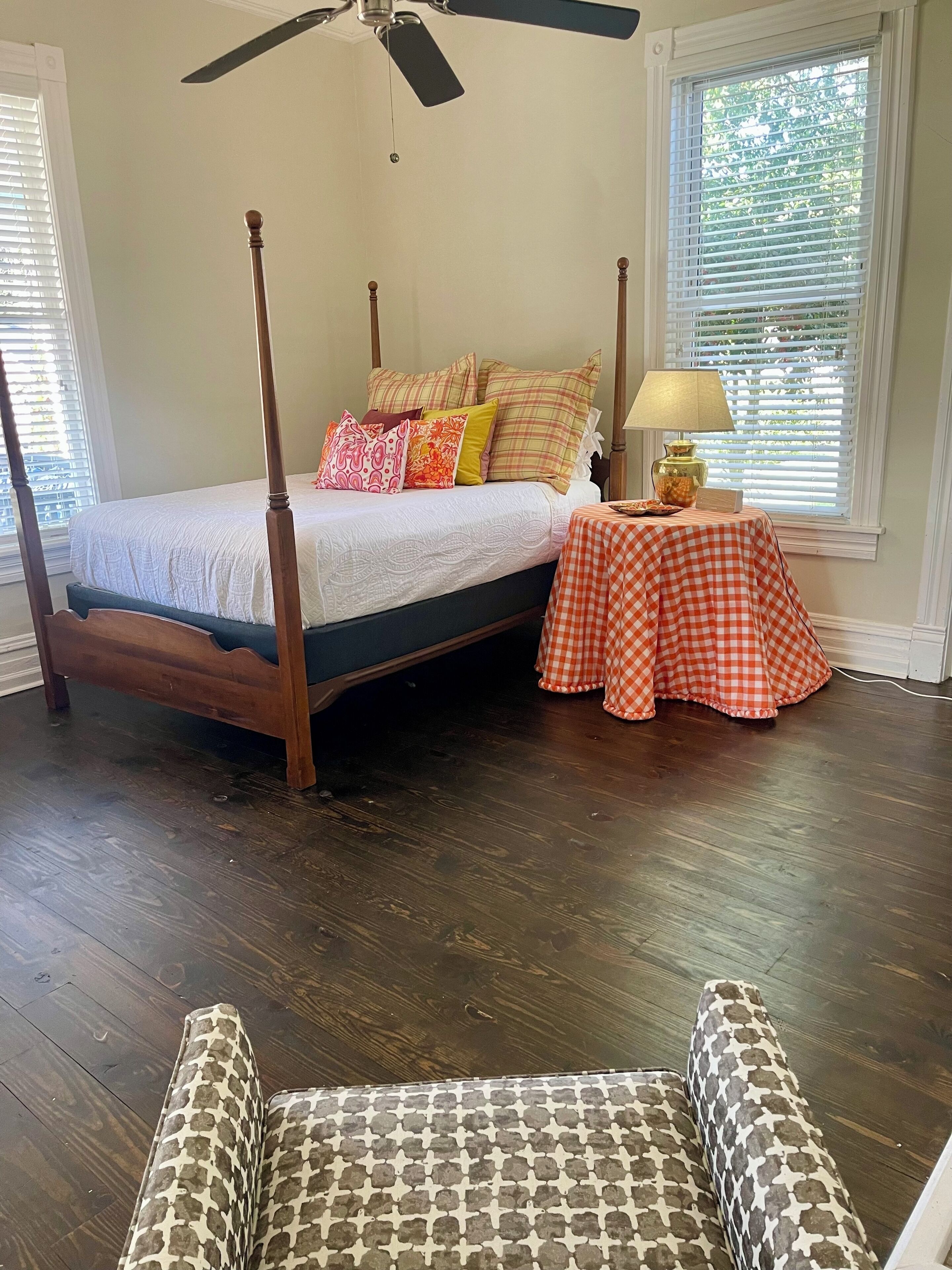 4 habitaciones, caja de seguridad en la habitación y escritorio 