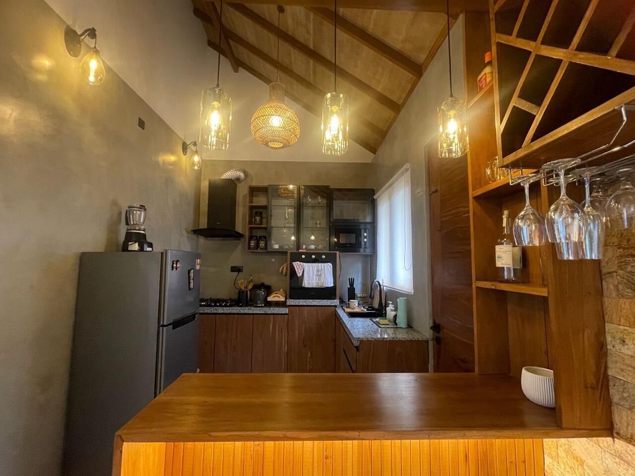 Kylskåp, mikrovågsugn, ugn och grytor/köksredskap