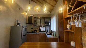 Kylskåp, mikrovågsugn, ugn och grytor/köksredskap