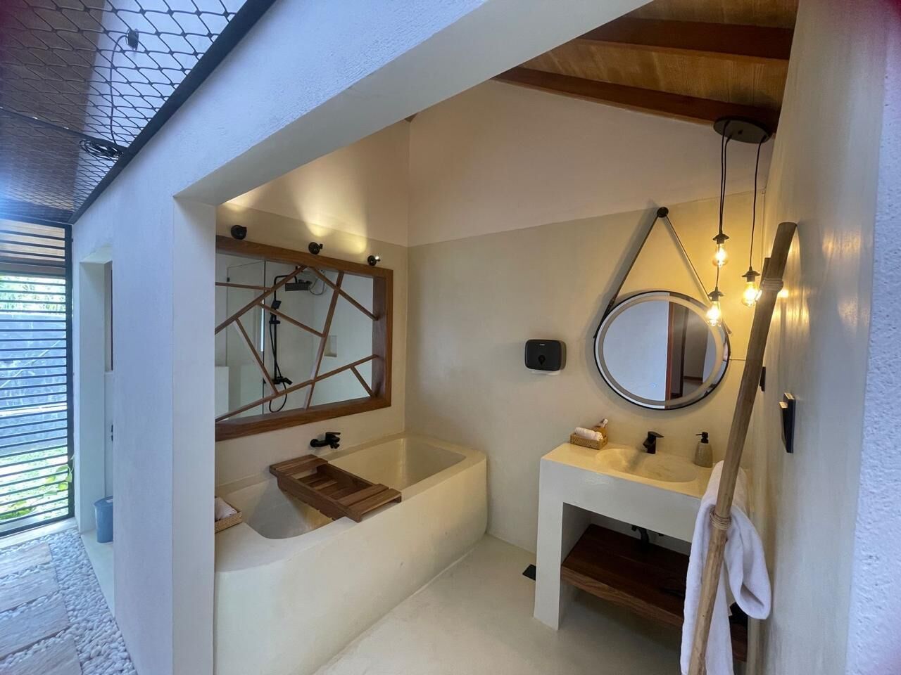 Secador de cabelo, roupões de banho, chinelos, toalhas de banho