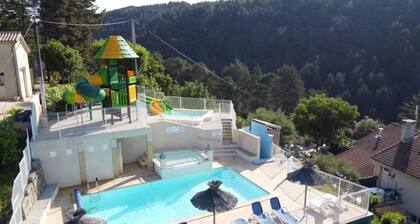 Chalet 4 étoiles - Piscine - ccbehee