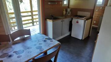 Fridge, microwave, stovetop