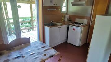 Fridge, microwave, stovetop
