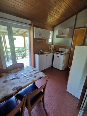 Fridge, microwave, stovetop