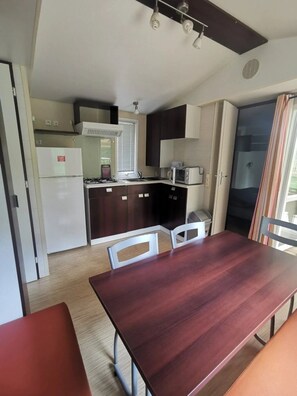 Dining - ZEcamping 4* piscine chauffée locatif TV clim 28m2 (Ucel)