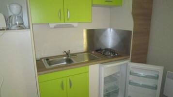 Réfrigérateur, micro-ondes, plaque de cuisson