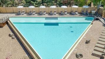 AuĂenpool (je nach Saison geöffnet), Sonnenschirme, LiegestĂŒhle