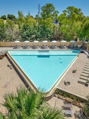 Seasonal outdoor pool, open 9:00 AM to 8:00 PM, pool umbrellas - Sabhe Village (Gallipoli)