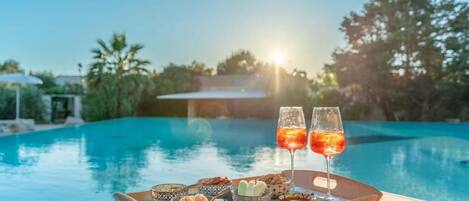 Piscine extérieure (ouverte en saison), parasols de plage