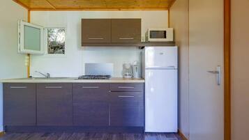 Réfrigérateur, micro-ondes, plaque de cuisson