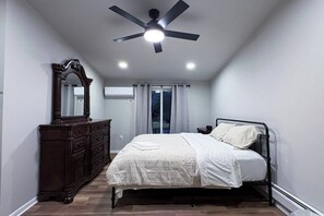 Desk, iron/ironing board, WiFi, bed sheets