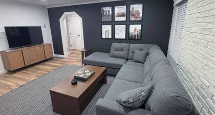 7-Bed Troy Home Game Room AC Full Kitchen Sleeps12