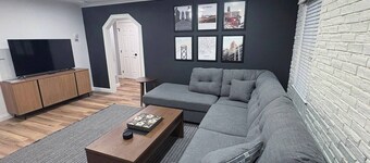 7-Bed Troy Home Game Room AC Full Kitchen Sleeps12