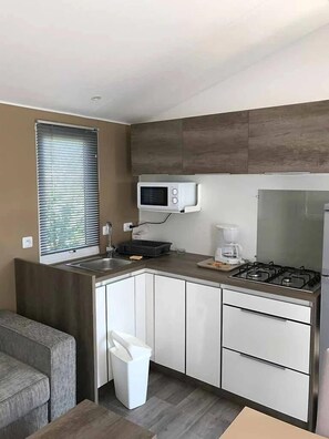 Kühlschrank, Mikrowelle, Ofen, Herdplatte
