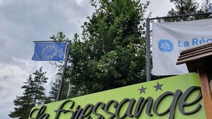 Une enseigne portant l’inscription « La Fressange » et le drapeau de l’Union européenne.