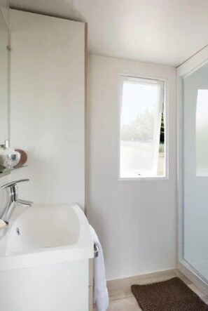 Bathroom - ZEcamping 3 étoiles - piscine chauffée haute saison (Antonne-et-Trigonant)