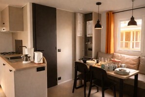 Fridge, microwave, stovetop - ZEcamping 3* piscine chauffée pataugeoire mobil-home clim 28m2 4 pers (Antonne-et-Trigonant)