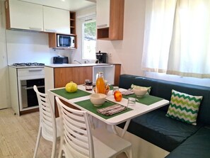 Fridge, microwave, stovetop, toaster - ZEcamping 3 étoiles avec piscine chauffée en pleine nature (Belmont-sur-Rance)