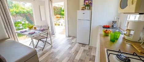 Fridge, microwave, stovetop