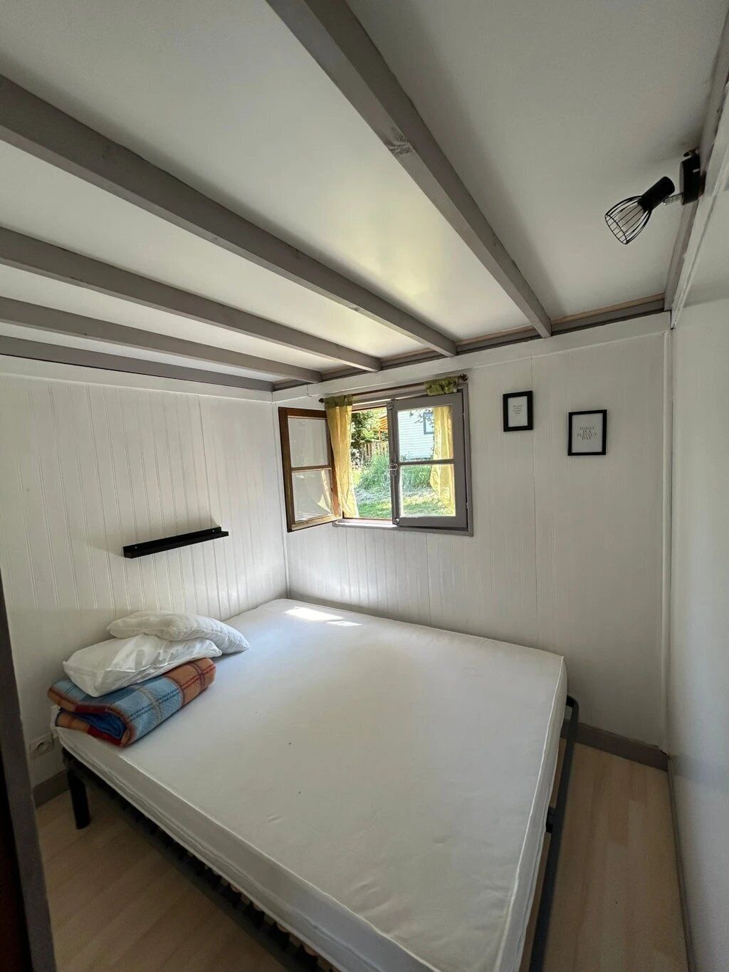 2 多间卧室、收费 WiFi