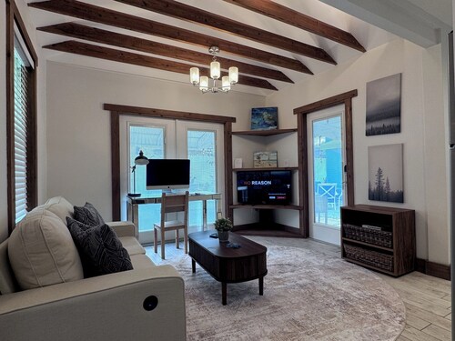 The Little Green Cottage  situated in a Lush Tropical Oasis near Coconut Grove