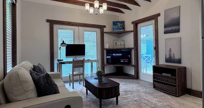 The Little Green Cottage situated in a Lush Tropical Oasis near Coconut Grove