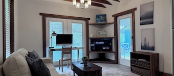 The Little Green Cottage situated in a Lush Tropical Oasis near Coconut Grove