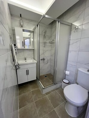 อ่างอาบน้ำและฝักบัวแยกจากกัน, ไดร์เป่าผม, ผ้าเช็ดตัว, สบู่