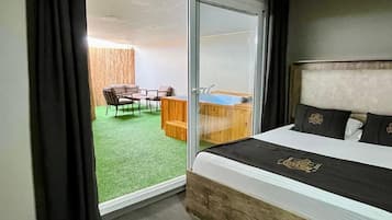 Dobbeltrom – deluxe, byutsikt | Skrivebord, skrivebord for bærbar PC og wi-fi (inkludert)