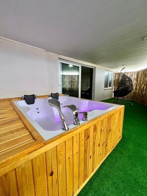 ห้องดีลักซ์ดับเบิล, วิวเมือง | อ่างสปาในร่ม