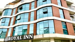 A multi-story building with a prominent "ROYAL INN" sign on the facade. - ROYAL İNN BORNOVA (İzmir)