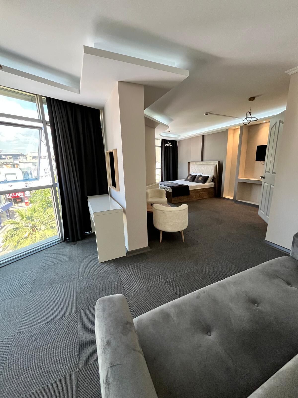 Escritorio, espacio para trabajar con laptop y wifi gratis 