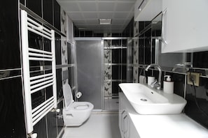 Kahden hengen standard-huone, kaupunkinäköala | Kylpyhuone | Erillinen kylpyamme ja suihku, hiustenkuivaaja, pyyhkeet, saippua