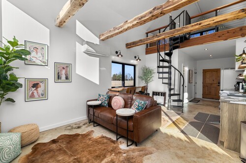 Unique Tiny Home! Lakefront ~ BBQ Grill ~ Couple's Retreat