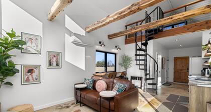 Unique Tiny Home! Lakefront ~ BBQ Grill ~ Couple's Retreat