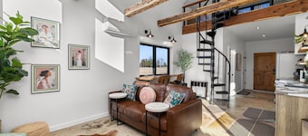 Unique Tiny Home! Lakefront ~ BBQ Grill ~ Couple's Retreat