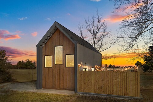 Unique Tiny Home! Lakefront ~ BBQ Grill ~ Couple's Retreat