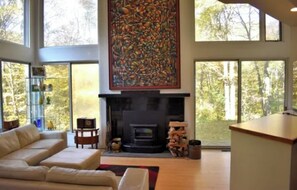 Smart TV - Perfect 3-bedroom house with AC in adorable Redding (Redding)